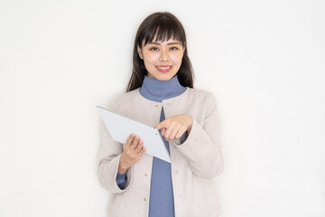 タブレットを持つ女性