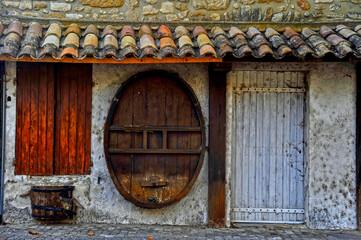 France Provence La Baume de Transit  ancien bar avec tonneau à vin 