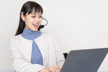 ヘッドセットを着用した女性