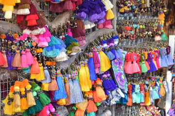 Tassels, synthetic fibers or yarns of various colors