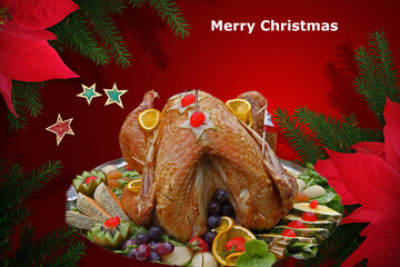 Gebratene rundum garnierte Weihnachtsgans mit grafischen Elementen