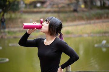 水分補給する女性