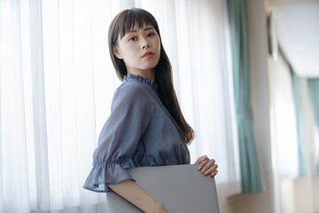 Naklejka premium パソコンを使う女性