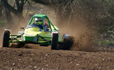 Ein rasender Autocross Rennwagen auf Sandpiste