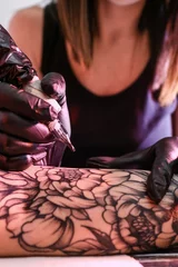 Vlies Fototapete Schönheitssalon Professional artist making tattoo in salon