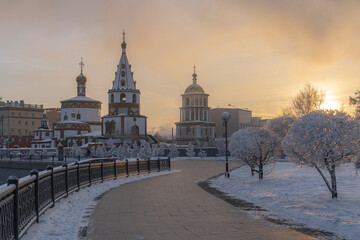 Fototapeta na wymiar Winter morning on the Angara embankment in Irkutsk