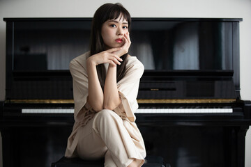 Fototapeta premium ピアニスト 女性