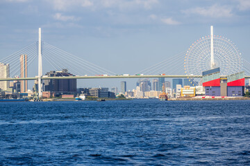 安治川河口に掛かる天保山大橋と大阪のビル群