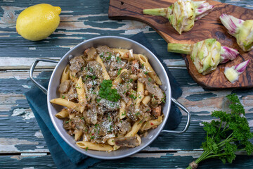 pasta con carciofi in padella di metallo