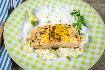 saumon aux poireaux et riz dans une assiette