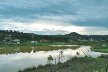 Linda vista de lagoa em final de tarde nublada, situada na região de Jardim das Oliveiras Esmeraldas, Minas Gerais, Brasil.