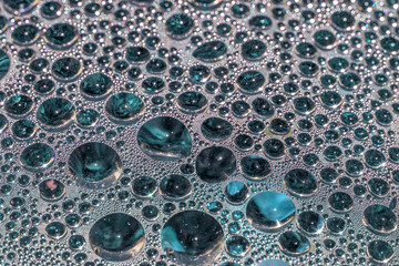 Gouttes d’eau de condensation sous feuille plastique 