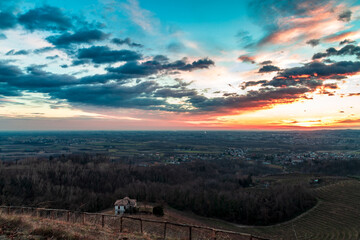 Fototapeta premium Colorful sunset in the italian vineyards