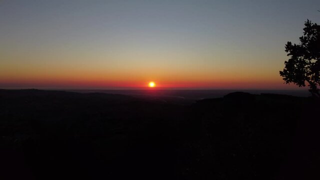 Monte Tuscolo, sede dell'antica citt&agrave; di Tusculum che si affaccia su Roma. Veduta aerea del sole che tramonta sul mare.