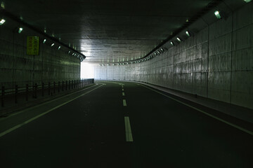 Fototapeta na wymiar 薄暗いトンネルと出口の光