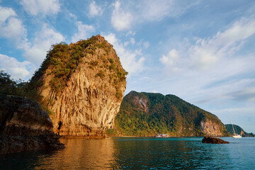 Naklejka premium Beautiful landscape with rocks, cliffs, tropical beach. Thailand.