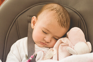 Precioso bebé durmiendo con un muñeco rosa