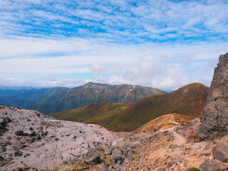 Obraz premium Overlooking autumnal mountains from above timber line (Tochigi, Japan)