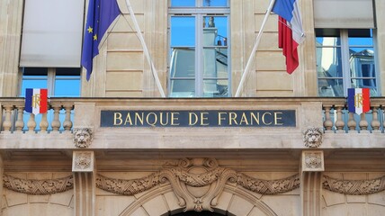 Façade du siège de la Banque de France à Paris, à l'Hôtel de Toulouse, avec un drapeau français et un drapeau européen (France)
