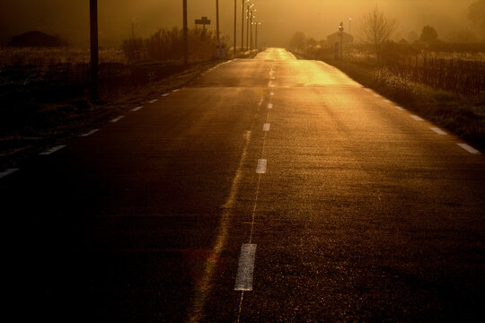 Sur La Route à La Tombée De La Nuit. Rien Derrière Et Tout Devant, Comme Toujours Sur La Route (Jack Kerouac)