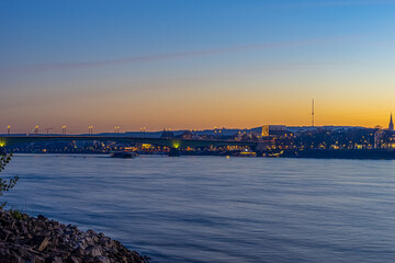 Bonn und der Rhein bei Sonnenuntergang / blaue Stunde