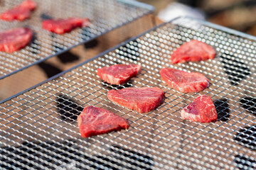 バーベキューでお肉を焼く様子