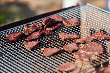 バーベキューでお肉を焼く様子