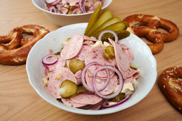 Wurstsalat Fleischsalat mit Käse Zwiebel und Essiggurken 