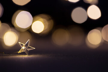 Luces de navidad en forma de estrella clavada sobre suelo brillante blanco horizontal con fondo...