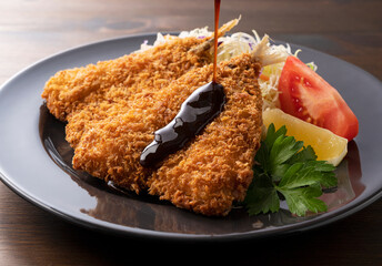 Pour the sauce on a plate of fried horse mackerel