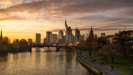 Obraz premium Beautiful sunset over the Frankfurt City