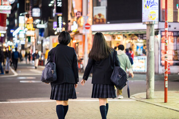  渋谷センター街を歩く制服の女子高生の後ろ姿