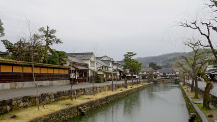 川と町並みに雨が降る風景／倉敷美観地区（岡山県倉敷市）