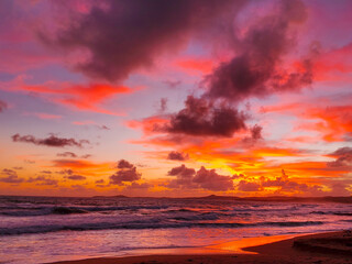 Fototapeta na wymiar Majestic bright sunrise over the ocean