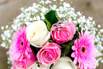 Ringe auf den Hochzeitsblumen