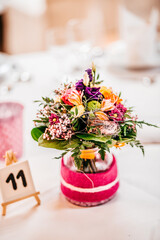 Blumenstrauss auf einem Tisch als Deko