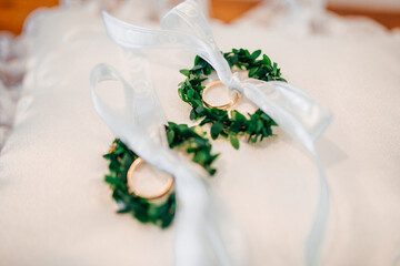 Ringe auf einem Ringkissen bei einer Hochzeit