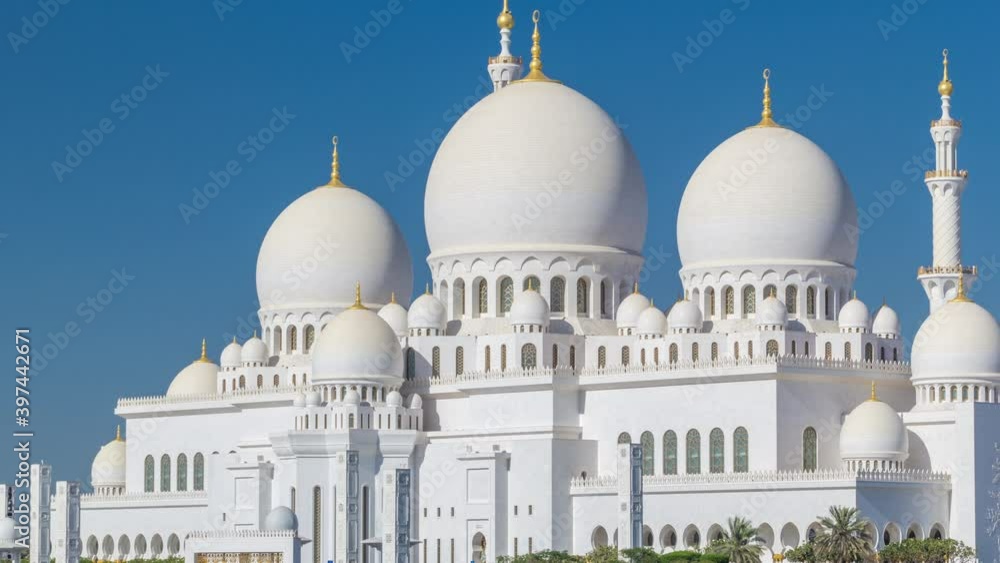 Wall mural sheikh zayed grand mosque timelapse in abu dhabi, the capital city of united arab emirates. blue sky