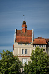 Der prachtvolle Eckturm eines denkmalgeschützten Wohn- und Geschäftshauses prägt das Bild der Altstadt von Neuruppin (Blick vom Schulplatz)