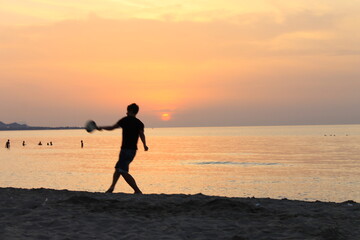 Fototapeta premium silhouette of a person walking on the beach
