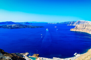 Obraz premium Pool and view of Santorini caldera