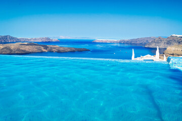 Fototapeta premium Pool and view of Santorini caldera