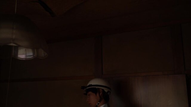停電した家の天井を調査する　LEDヘッドライト　ビジネスマン　※高感度ノイズ有　予めご了承ください