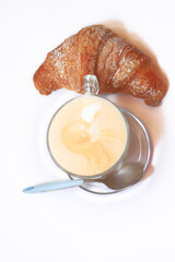 tazza di cappuccino e brioche