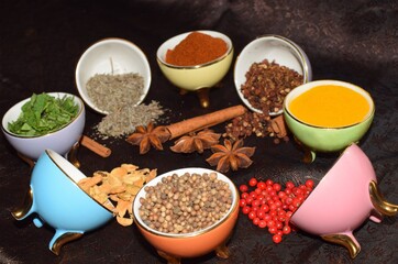 Epices badiane curcuma curry piment paprika cumin	