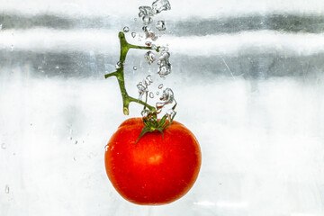Tomate im Wasser