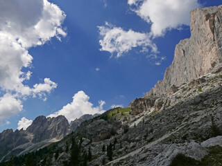scenico panorama dolomitico in estate, tra rocce e verdi vallate