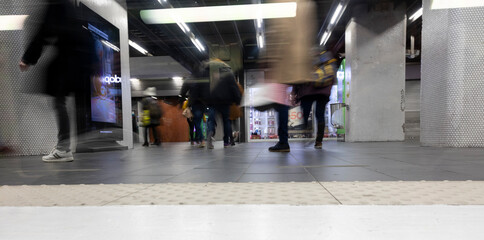 personnes pressées dans le métro - obrazy, fototapety, plakaty