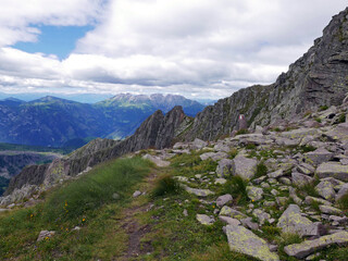 scenico panorama dolomitico in estate, tra rocce e verdi vallate