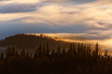 Fototapeta na wymiar Brouillard et lever du soleil sur les Vosges